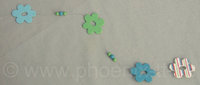 Blüten-Perlen-Girlande, Holz+Draht, grün-blau-Streifen